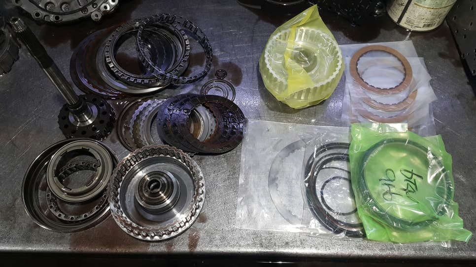 분해한 클러치와 교체 작업용 부품